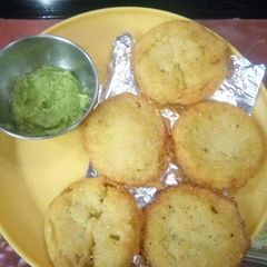 A picture of Dhushka wth Green pea chatne.