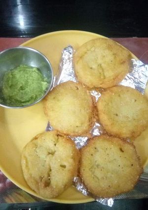 A picture of Dhushka wth Green pea chatne.