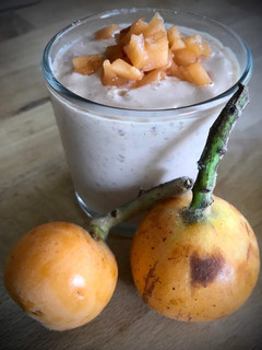 Una foto de Mousse de nísperos