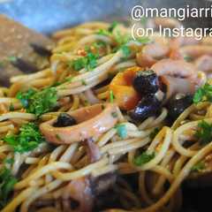 A picture of Spaghetti integrali con calamari, capperi e olive.