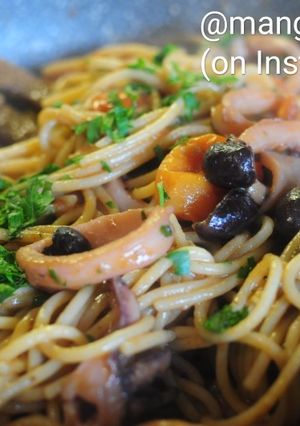 Foto di Spaghetti integrali con calamari, capperi e olive