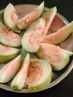 લાલ જામફળ નું સલાડ (Red Jamfal Salad Recipe In Gujarati) રેસીપી મુખ્ય ફોટો