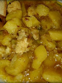 Una foto de Cazón en amarillo con patatas