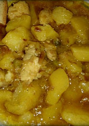 Una foto de Cazón en amarillo con patatas