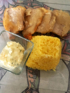 Una foto de Pescado en Masa tempura con Arroz anaranjado