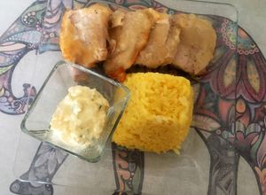 Una foto de Pescado en Masa tempura con Arroz anaranjado