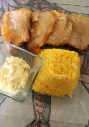 Una foto de Pescado en Masa tempura con Arroz anaranjado