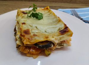 Foto principal de Lasaña de berenjena y calabacín con bechamel de queso azul