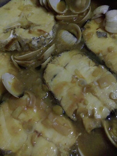 Una foto de Merluza y almejas con puerro
