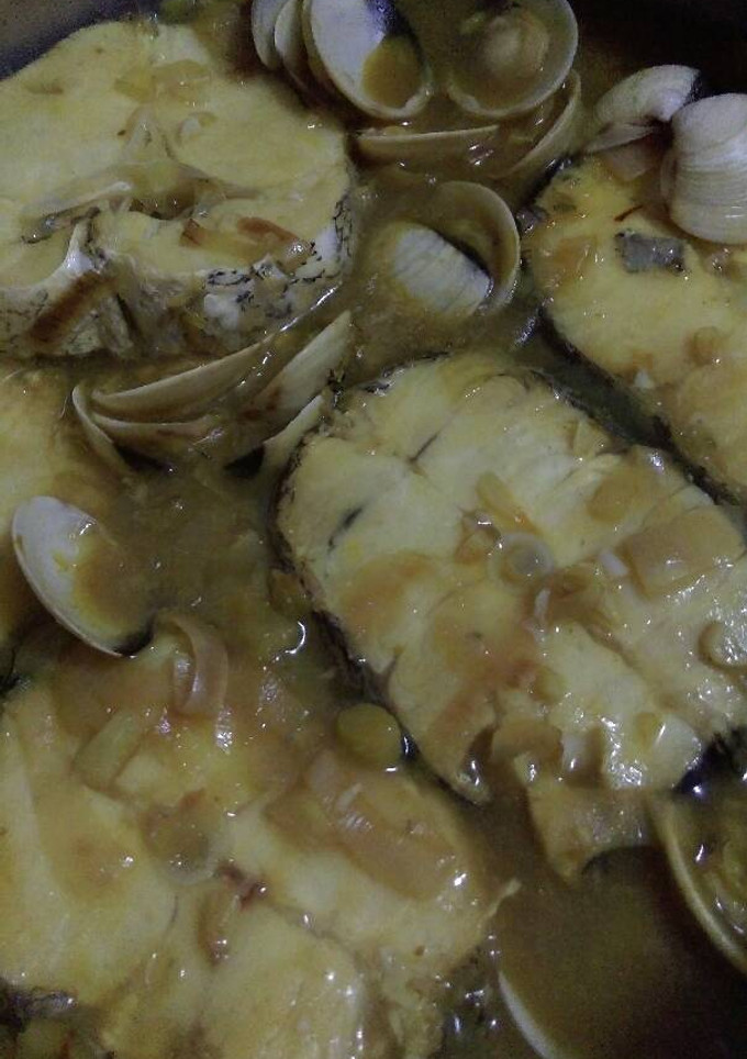 Una foto de Merluza y almejas con puerro