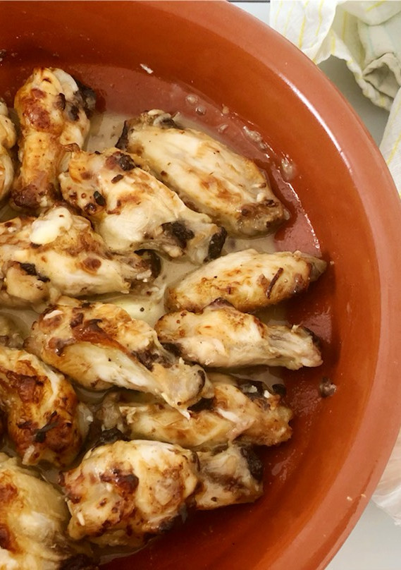 Una foto de Alitas de pollo con salsa al vermut rojo en #cecofry