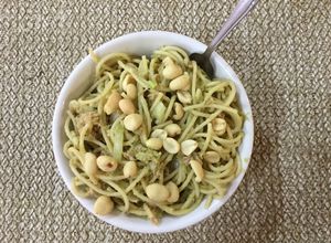 Una foto de Pasta verde con atún