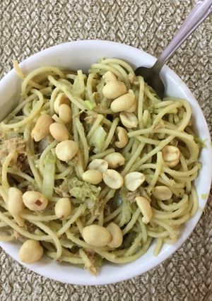 Una foto de Pasta verde con atún