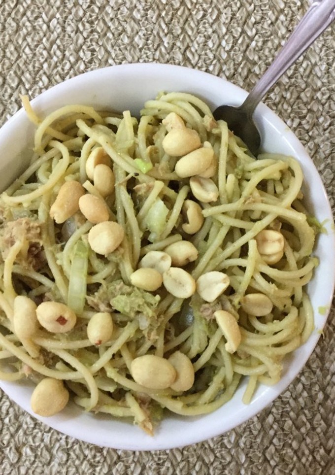Una foto de Pasta verde con atún