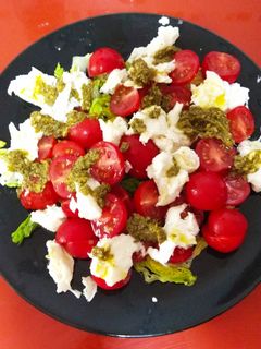 Una foto de Ensalada caprese con cherrys