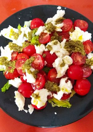 Una foto de Ensalada caprese con cherrys