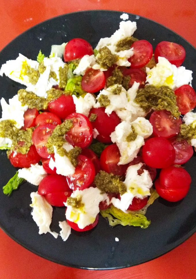 Una foto de Ensalada caprese con cherrys