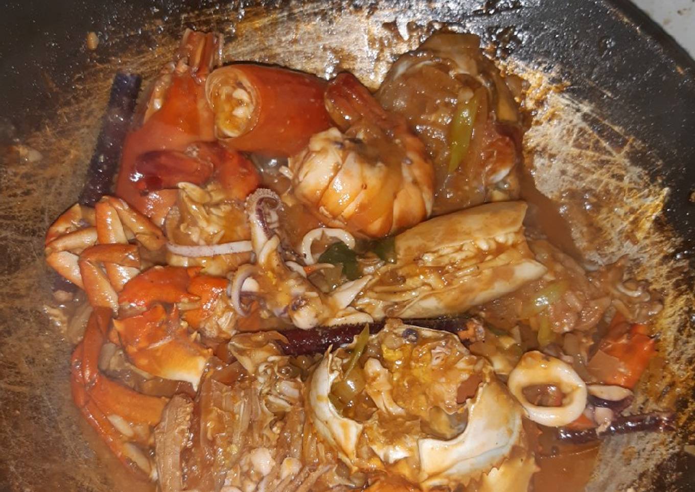 Kepiting, udang, cumi-cumi asam manis