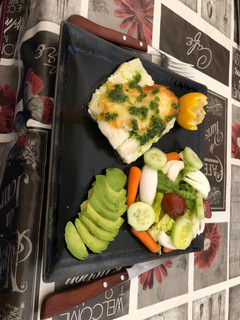 Una foto de Bacalao a la plancha con ensalada y aguacate