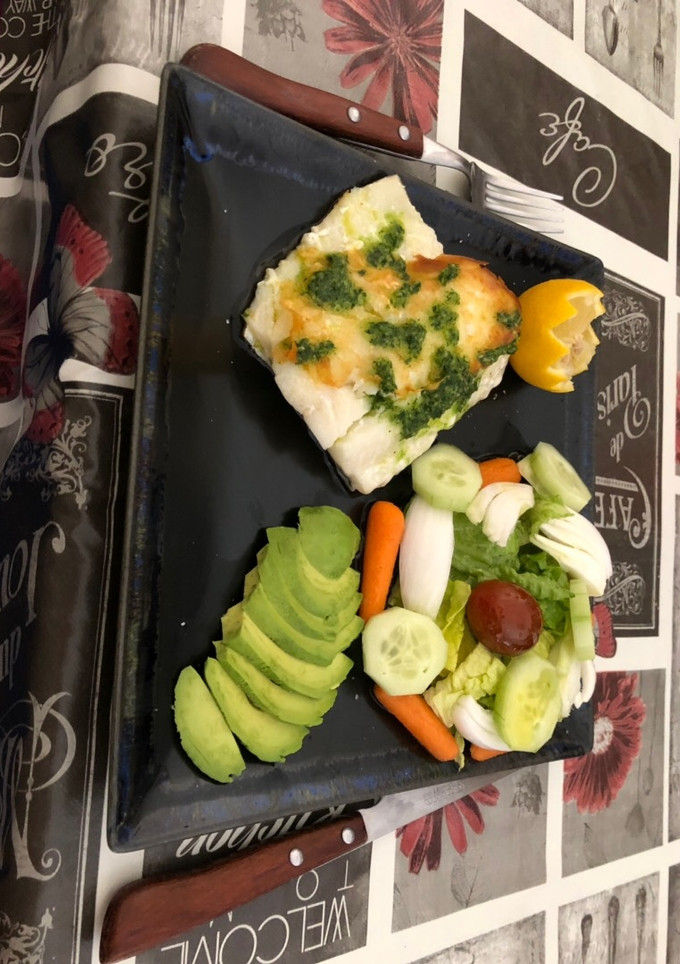 Una foto de Bacalao a la plancha con ensalada y aguacate