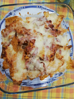 Una foto de Nachos con bacon y queso