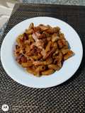 Macarrones en salsa de soja con pechuga de pato y fetas de jamón