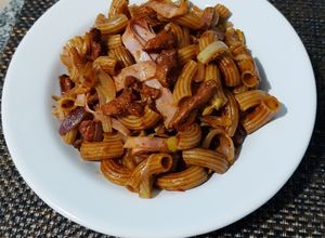 Una foto de Macarrones en salsa de soja con pechuga de pato y fetas de jamón