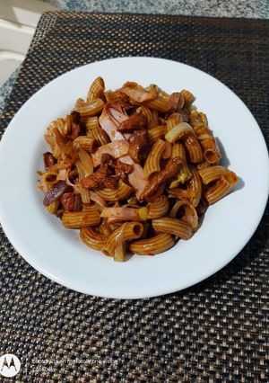 Una foto de Macarrones en salsa de soja con pechuga de pato y fetas de jamón