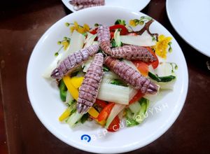 Hình của món Tôm tít (bề bề) bóc nõn xào rau quả.