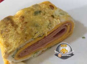 Una foto de Roll de huevos con jamón y queso