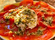 Una foto de carpaccio tomate