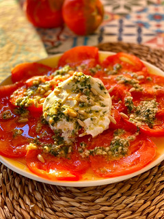 Una foto de Carpaccio de tomate con burrata