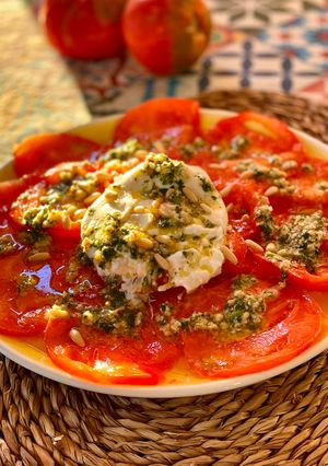 Una foto de Carpaccio de tomate con burrata