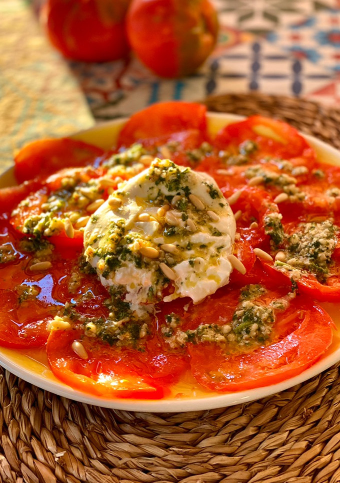 Una foto de Carpaccio de tomate con burrata