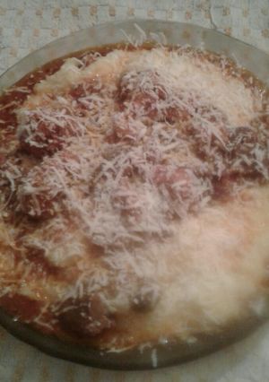 Una foto de Polenta, con salsa de carne y chorizo