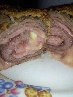 Una foto de Arrollado de carne con paleta y queso