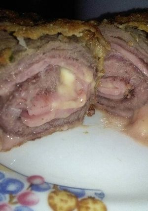 Una foto de Arrollado de carne con paleta y queso