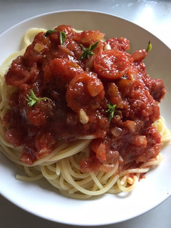 Una foto de Spaghetti con salsa tres tomates