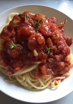 Una foto de Spaghetti con salsa tres tomates