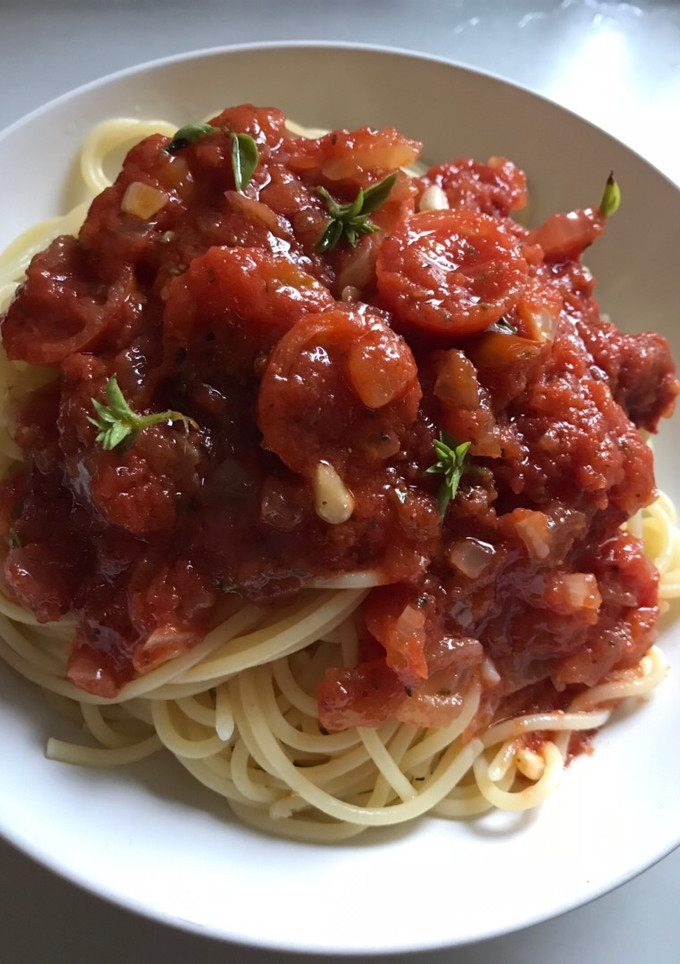 Una foto de Spaghetti con salsa tres tomates