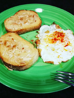 Una foto de Huevo frito con tostadas al parmesano