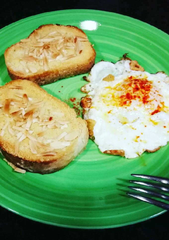 Una foto de Huevo frito con tostadas al parmesano