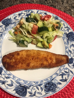 Una foto de Tilapia empanizada con ensalada fresca