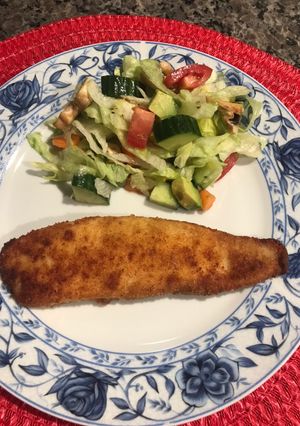 Una foto de Tilapia empanizada con ensalada fresca