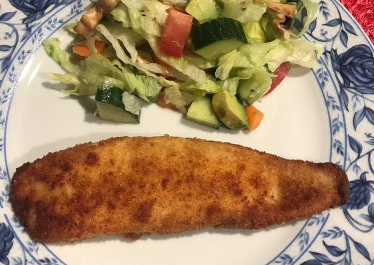 Tilapia empanizada con ensalada fresca