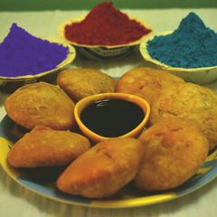 A picture of Besan kachori.