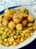 Potaje de garbanzos con carne kebab de pollo