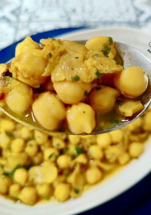 Una foto de Potaje de garbanzos con carne kebab de pollo
