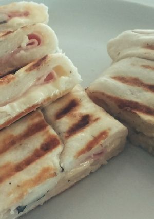 Una foto de Falzone de jamón y queso (invento)