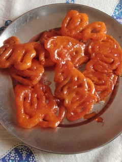 इंस्टेंट जलेबी (instant jalebi recipe in Hindi) रेसिपी मुख्य फोटो